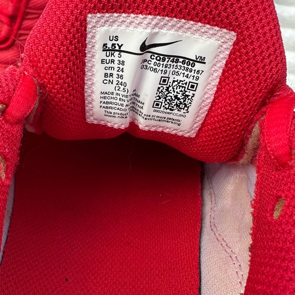 Nike Air Max Plus Red Athletic Shoes with Wavy TPU Overlays - Picture 11 of 11